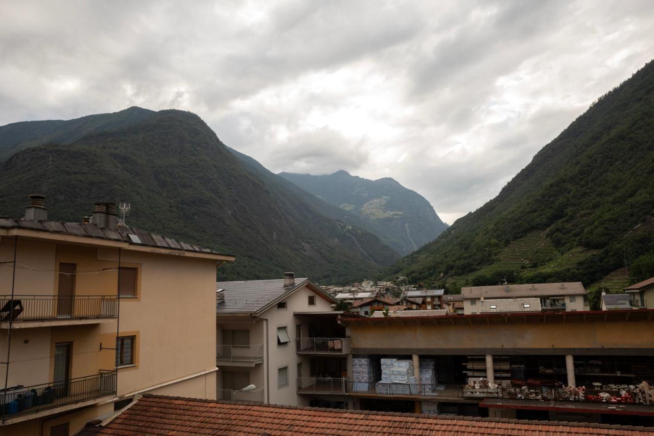 Bnbernina Express Dietro Al Trenino Rosso Tirano Exteriör bild