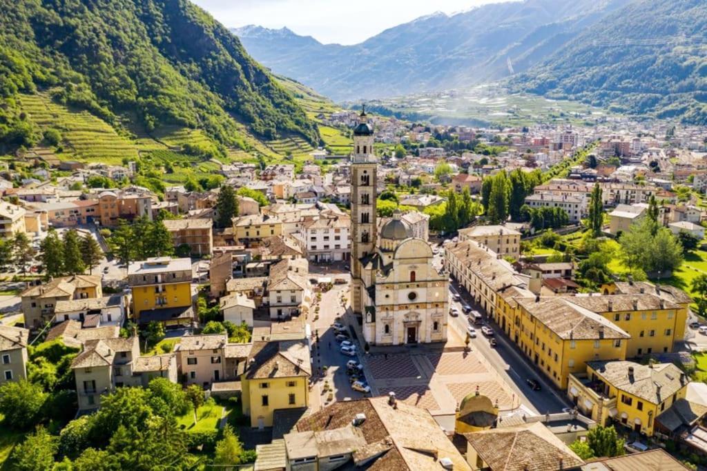 Bnbernina Express Dietro Al Trenino Rosso Tirano Exteriör bild
